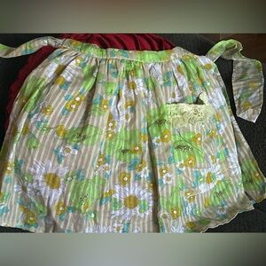 Vintage Floral Apron with Pockets! Adorable 🥰
